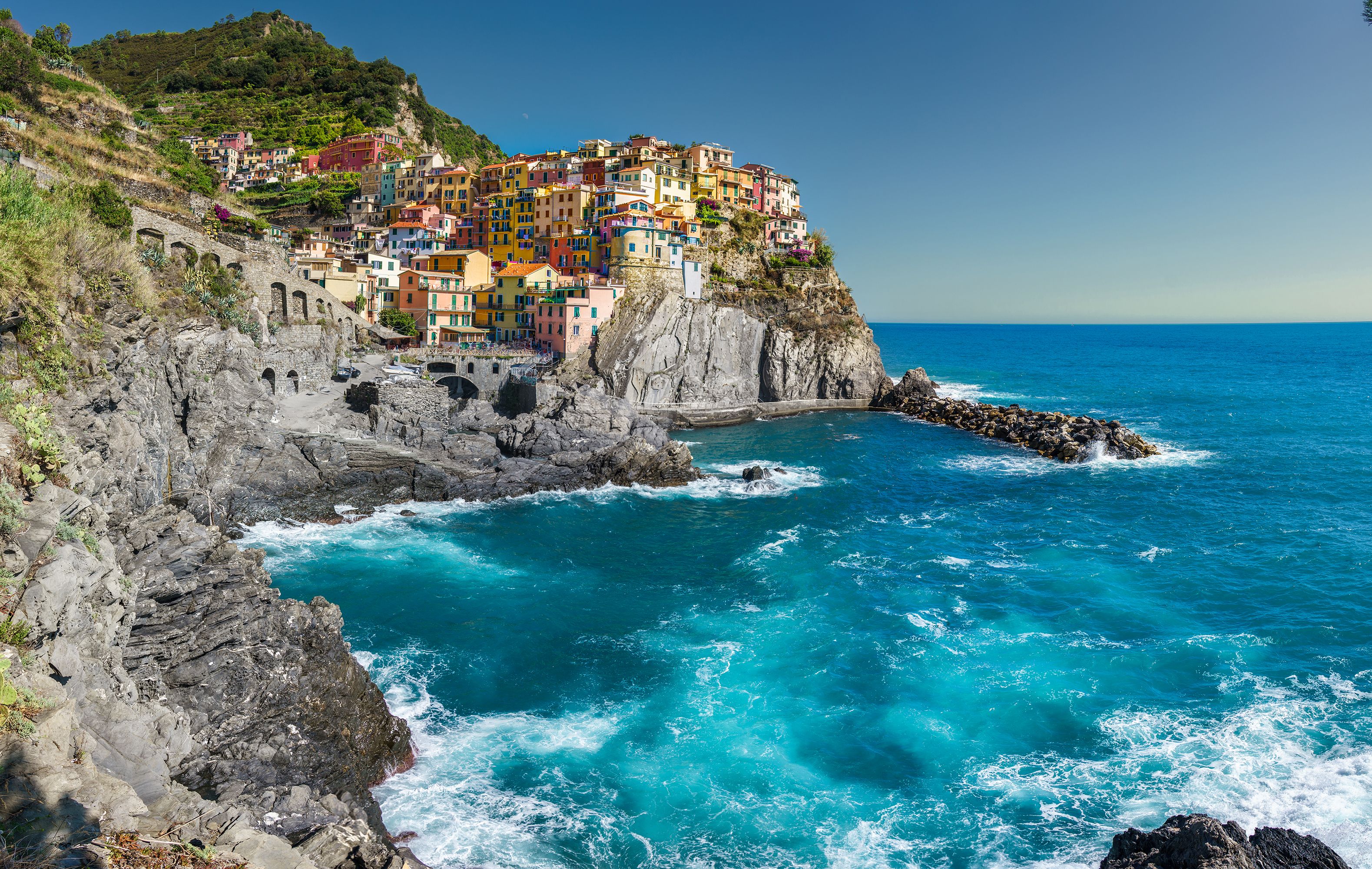 Italienische Küste mit mediterraner Landschaft