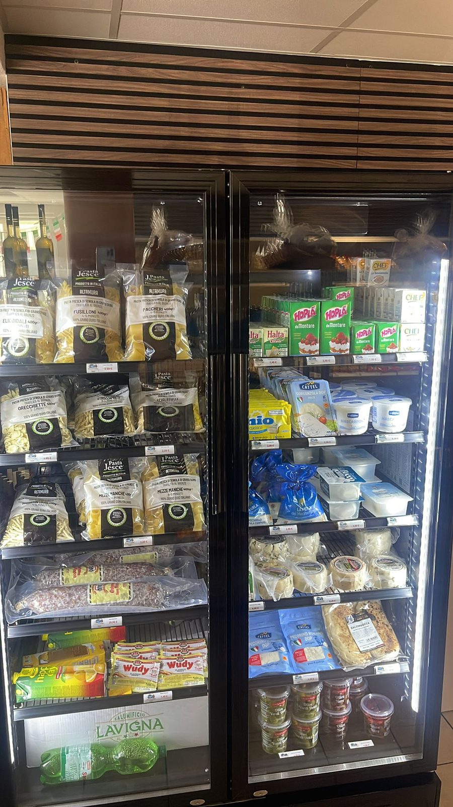Kühlregal mit Pasta, Käse und italienischen Spezialitäten