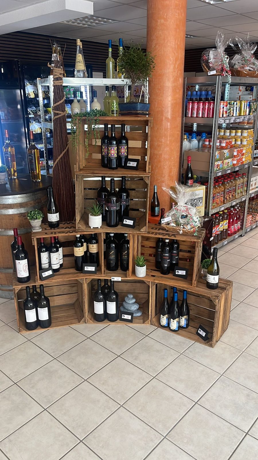 Weinpräsentation in Holzkisten im Laden