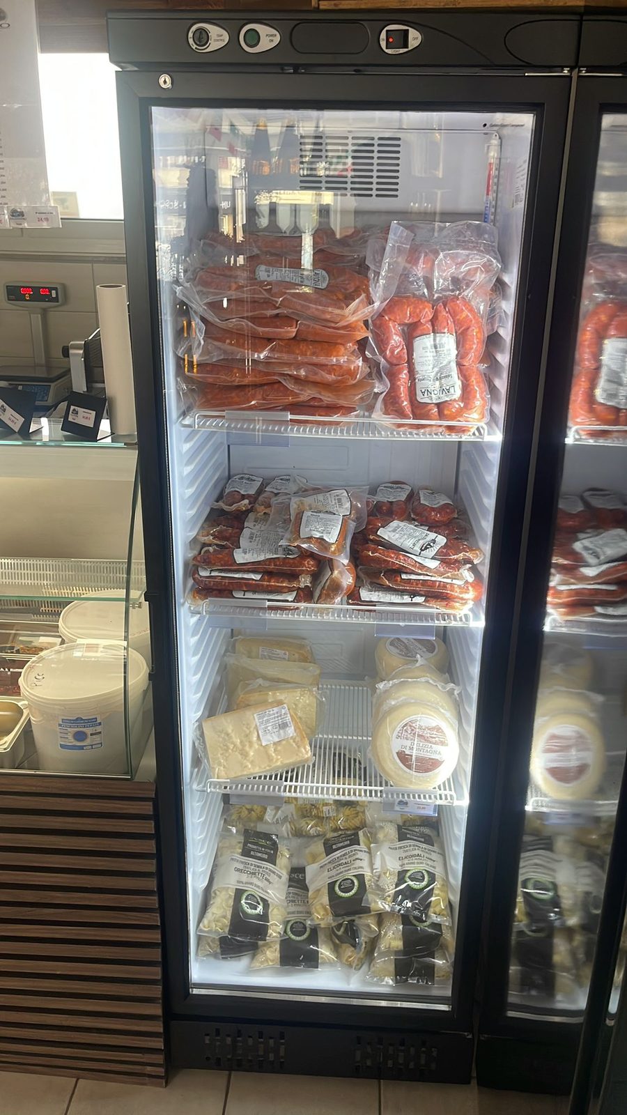 Frische Salumi und Käse im Kühlschrank