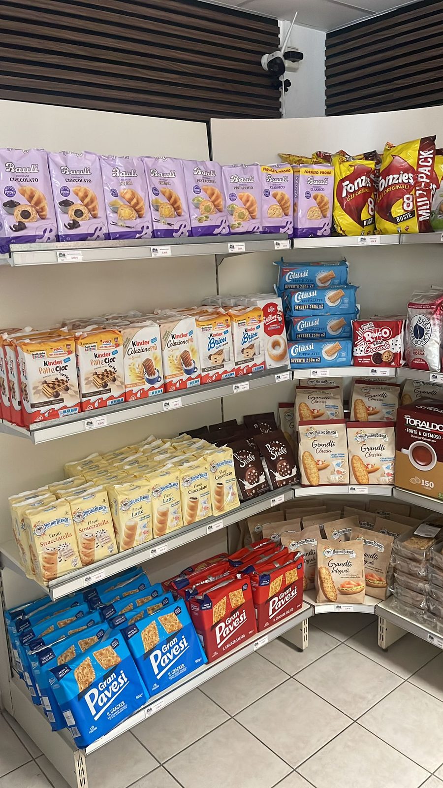 Italienische Snacks und Gebäck im Regal