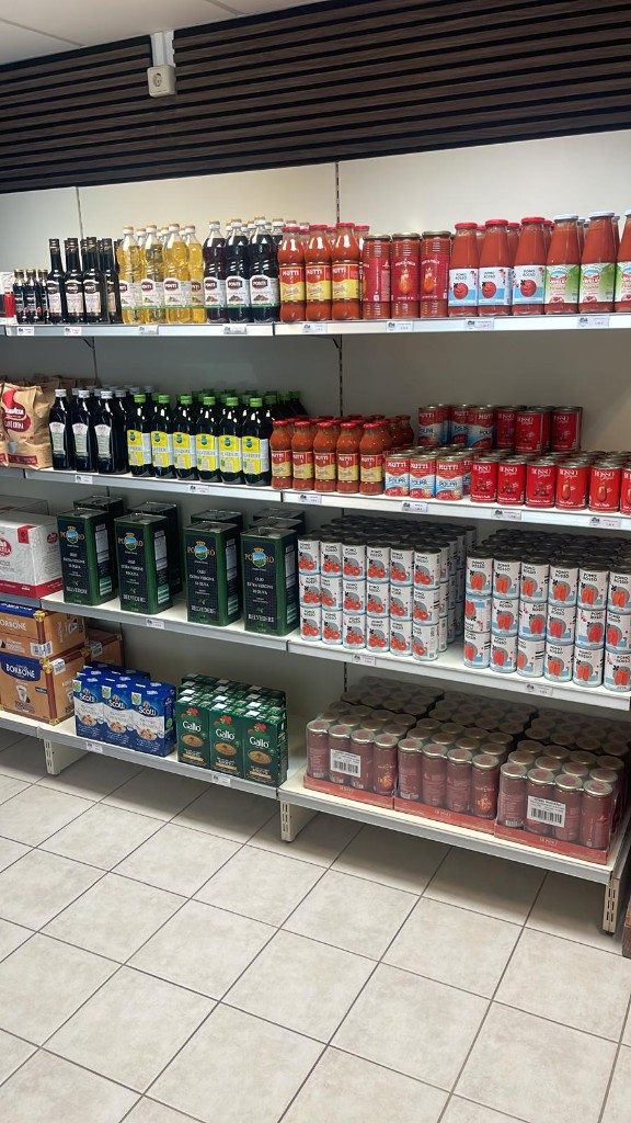 Regal mit Olivenöl und Tomatenprodukten