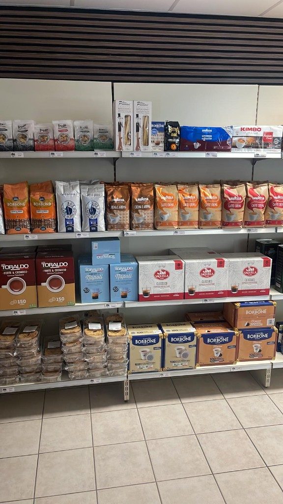Kaffee-Regal im Laden