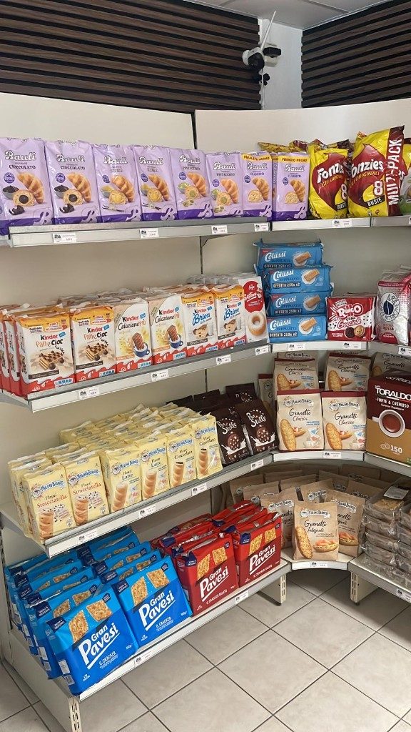 Snack- und Gebäckregal im Laden