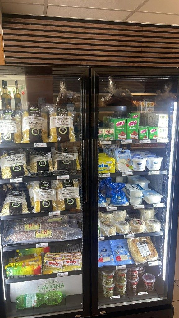 Kühlschrank mit Pasta und Käse