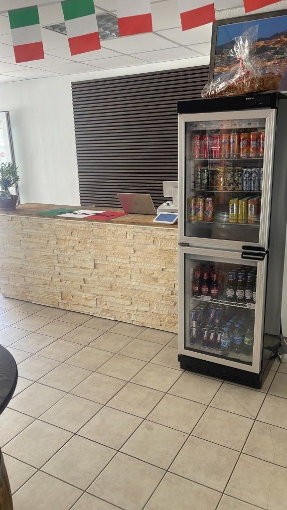 Theke und Getränkekühlschrank im Laden