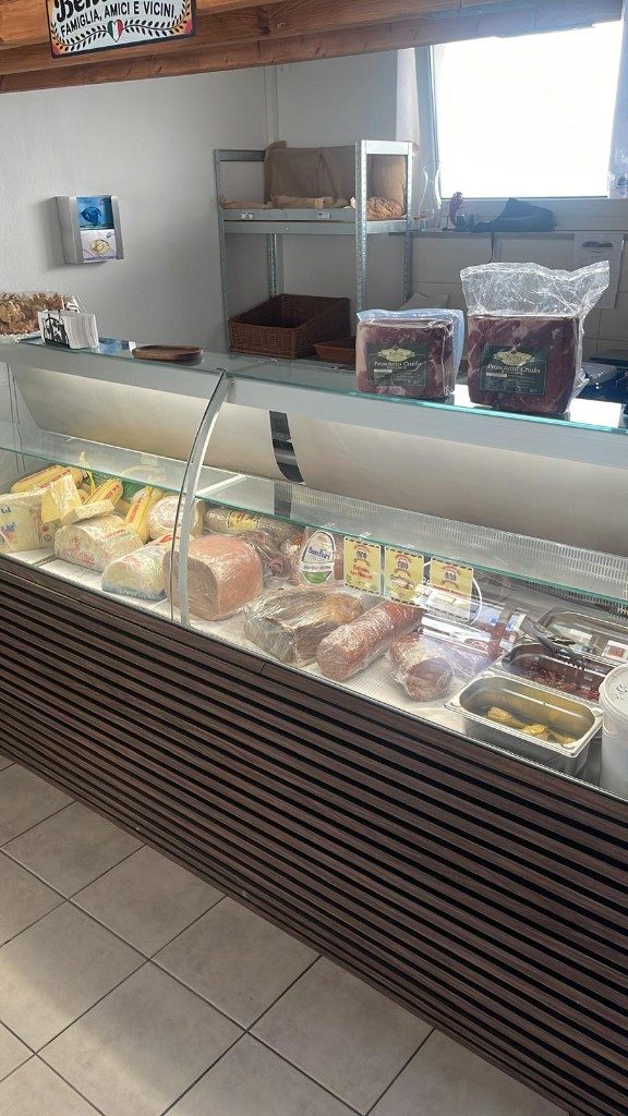 Käse- und Wursttheke im Laden